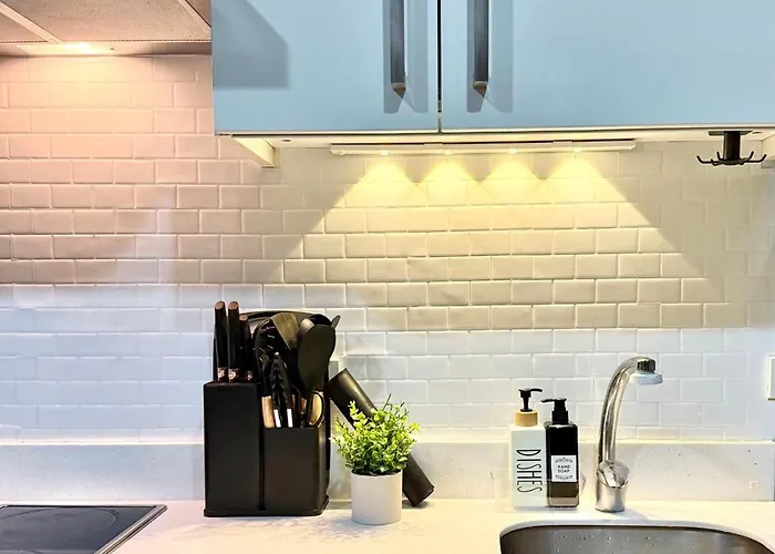 Modern In Makati With Stylish Escape Apartment *