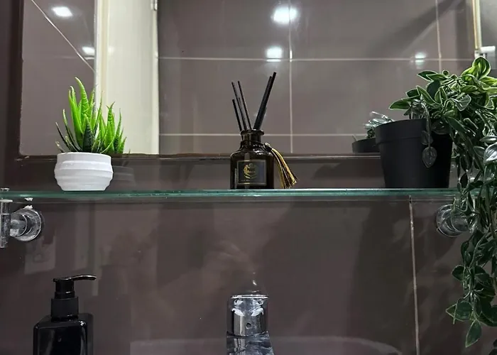 Apartment Modern In Makati With Stylish Escape