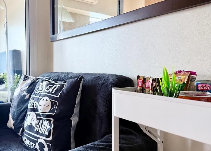 Apartment Modern In Makati With Stylish Escape